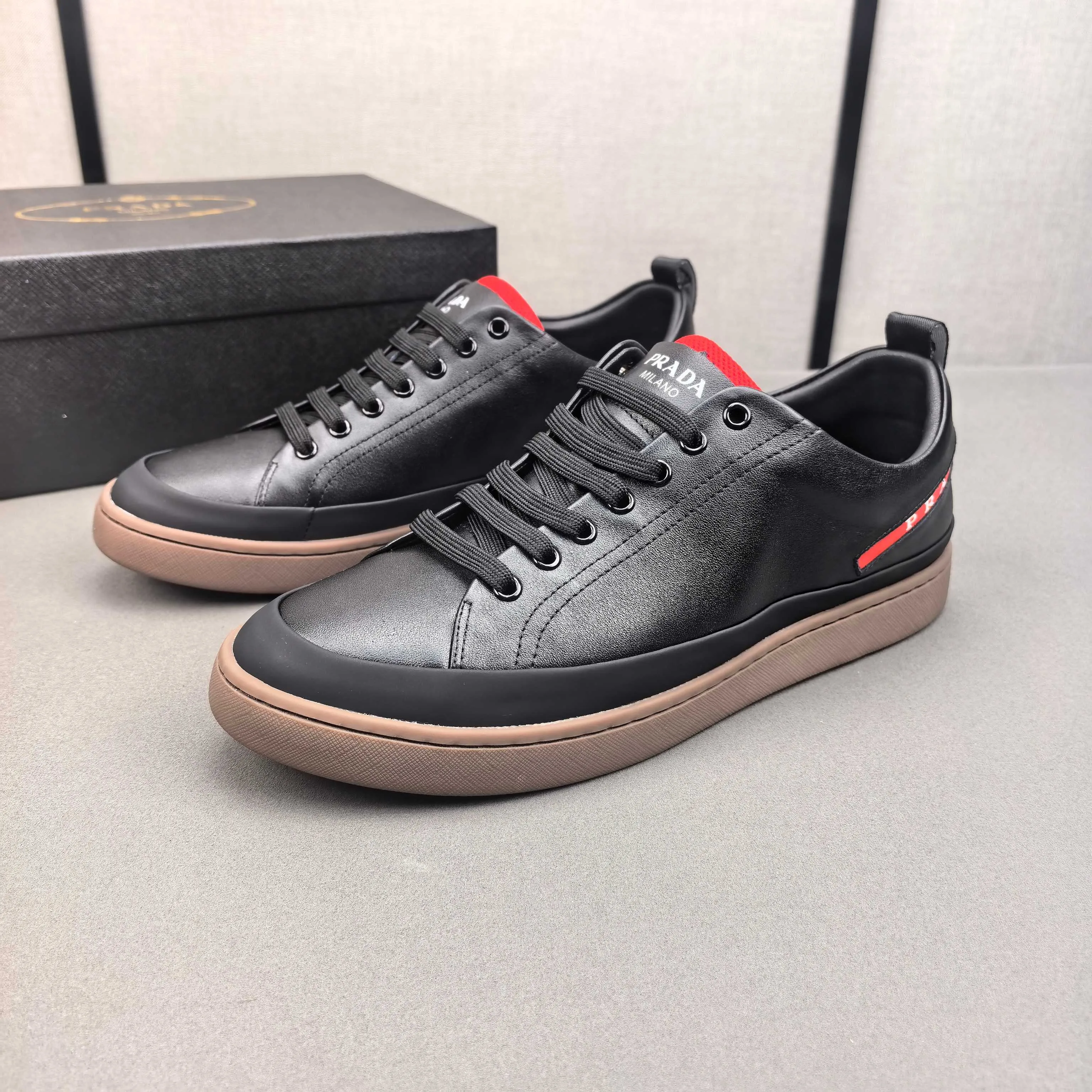 PP420❣️❣️❣️Prada set off the audience! Prada, an international brand that is constantly innovating, this men's casual shoe, the original version, made of cowhide leather at a ratio of one to one at the store, with leather feet and rubber non-slip outsole, breathable and comfortable, quality speaks for itself👄38-44